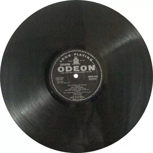 Kal Aaj Aur Kal - MOCE 4106 - (Condition 80-85%) - Odeon First Pressing - Cover Reprinted Bollywood Rare LP Vinyl Record. Kal Aaj Aur Kal - MOCE 4106 - (Condition 80-85%) - Odeon First Pressing - Cover Reprinted Bollywood Rare LP Vinyl Record.