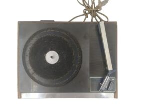 Philips 832 Stereo Record Player – 3 Speed Rubber Pulley Drive with Built-in Amplifier